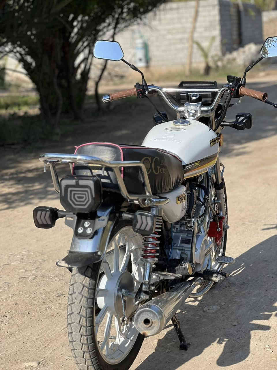 سلام عليكم دراجه سيفان مديل ٢٥ محرك ٢٠٠ دراجه كفاله عامه مستعمل شهر مكاني ديالى تقاطع لوجيهيه ملاحضه غير متواجد ع خاص اتصال ع رقم *********** السعر  ٧٧٥ بي مجال حك جيتك بس
