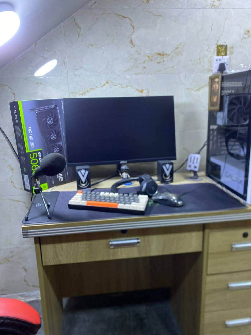 سلام عليكم  PC للبيع كاملة
مكونة من كرسي +كيس 

 +شاشة +كيبورد +ماوس 

+يوبي اس +ميز +مايك 

 +وسماعات خايرجية  

الموصافات       معالج  i512400F  جيل 12 
وندوز 11برو

كرت شاشة 5060 8 رام وبي  ضمان سنه 
  
 الوحة الام H610M  K DDR4

المبرد AIR-KILER S

المذر بيورد HYPERK 700M

الرامات 16 بتدردد 3600MHx

NM620 بتردد 3500

ال UPS اولاين 1000K

السعر مليونين وبيهة مجال للطيبين 
مكاني بغداد الكماليه 
هاذ رقمي 
عبر واتساب ***********
عبر رصيد ***********
