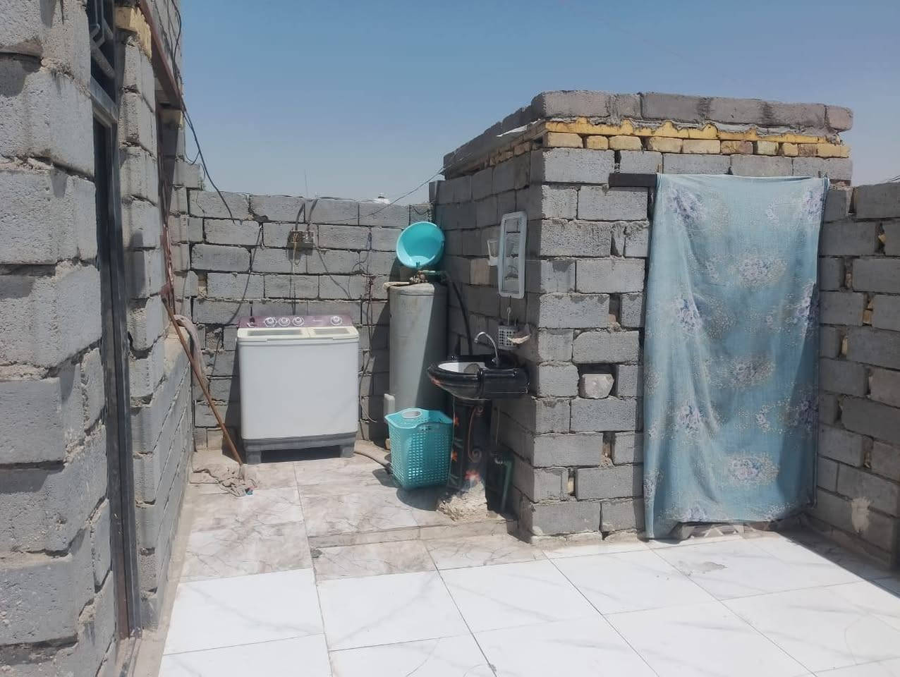 بيت في الاسكان الصناعي دور سيد حمزه النزله الخامسه 200 متر بلوك عكاده يحتوي على غرفتين وصاله مطبخ صحيات ديوانيه عوزه عكاده ولبخ وبياض وسراميك 
السعر ٣٤ وبي مجال الشراي يتصل ***********
