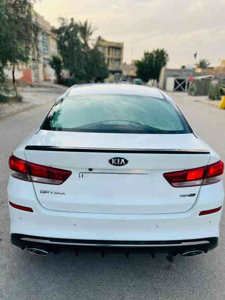 السيارة: كيا أوبتيما خليجي 2020 🇰🇷
الحالة: سيارة تمام حلوه ونظيفة جدًا ✨، مكفولة من كل شيء.
المواصفات الرئيسية:
 * المحرك: 2400 دوش.
 * المسافة المقطوعة: ماشية 100,000 حقيقي.
 * التسجيل: رقم بصره دولي 🇮🇶، سنوية لغاية 2032 🗓️.
المزايا:
 * مواصفات الشركة الدولية (كاملة) 💎
 * حساس أمامي وخلفي.
 * LED أمامي 💡
 * شاشة وكاميرا خلفية 📸
 * ويل كب كروم، سبير منازل.
 * حدادية وتخم تاير جديد ⚙️
السعر:
 * 198 ورقة (قابلة للتفاوض البسيط).
للتواصل:
 * يرجى الاتصال على الرقم: [***********]
