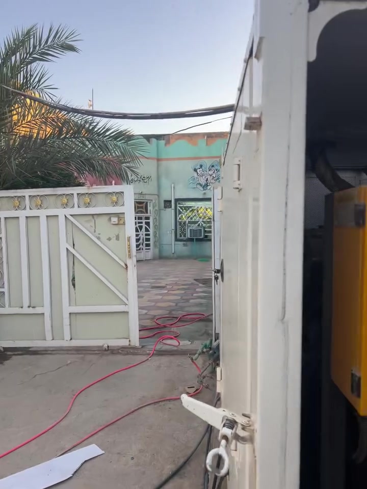 للبيع مولدة ديزل بيركنز صيني بالسلفون بحالة ممتازة، جاهزة للعمل فوراً. تتميز بجودة التصنيع والاعتمادية العالية، مناسبة للمنازل الكبيرة، المحلات التجارية، أو الورش.
**المواصفات الفنية:**
 * **قدرة المولد:**  (60 KVA).
 * **المحرك:** ديزل طراز **R4105ZD** (محرك قوي ومعروف بكفاءته).
 * **السرعة:** 1500 دورة/دقيقة (RPM) لضمان استقرار التيار.
 * **نظام التوليد:** Brushless Synchronous (بدون فرشاة لتقليل الصيانة).
 * **سنة الصنع:** 2022.
 * **الحالة:** بحالة فنية ممتازة وتم صيانتها بعناية.
**لماذا تشتري هذه المولدة؟**
 * **تطابق مثالي:** قدرة المحرك مصممة لتشغيل المولد بكفاءة تامة.
 * **اعتمادية:** هيكل متين يتحمل ظروف العمل المستمر (تصنيف S1).
 * **جاهزية:** المولدة تعمل بتردد 50Hz ونظام ثلاثي الأطوار (3 Phase).
السعر 45 ورقة

0782 369 9363
