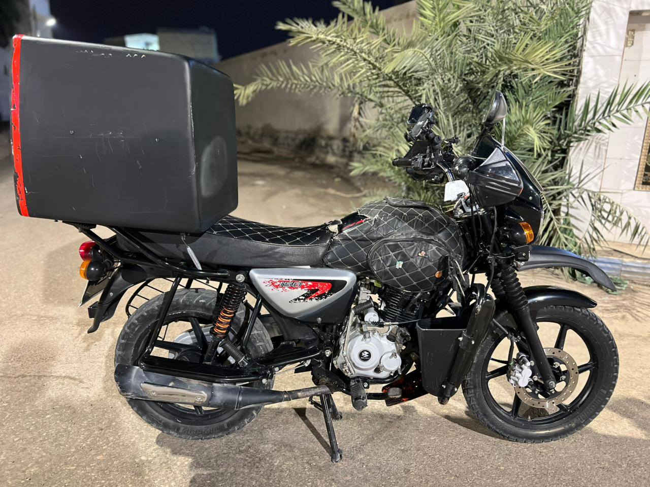 السلام عليكم شباب بوكسر للبيع جبلي موديل 23كفاله عامه رقم  وسنويه دراجه نضيفه بمعنه الكلمه  تنباع كامله صندوك +زنون اصلي ابو ل75وعدسات 3الوان التصال ***********فقط واتساب وتصال ما اجاوب خاص ❗
