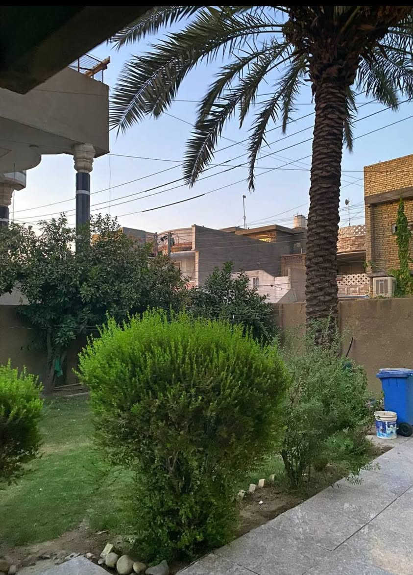 بيت للبيع ٣٠٠ م شهداء البياع قريب شارع الشهداء التجاري والمدرسة الالمانيه سعر المتر مليون ونص للاستفسار ***********
