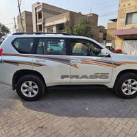 برادو ٢٠١٠ محرك ٤ سلندر السونار موضح  السيارة بدون نقص  السعر ٢٠٠ بيها...