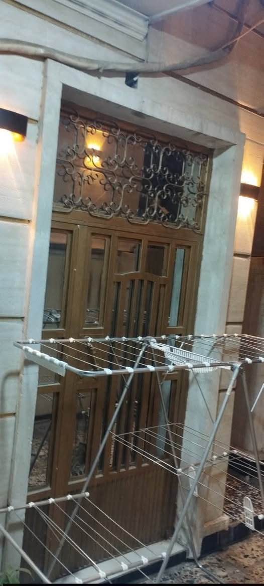 يتكون من مدخلين وطرمة واستقبال 2غرف نوم ومطبخ وهول وصحيات2خارجي وداخلي ومنور ومخزن ولوكر مال احذيه والقنينة غاز والماطور المي بالحايط من ظمن البناء البيت مجهز باانارة حديثه وخزان مال وواير سحب وواير كهرباء اضافي بعني تطفة الوطنيه يجي الخط الثاني وطنية 24ساعة المكان مميز على الشارع العام
شارع الأسواق المركزية مال الشعب حي الضباط السعر واي استفسار ممتواجدين على الخاص الاتصال بالرقم *********** بي #واتساب
