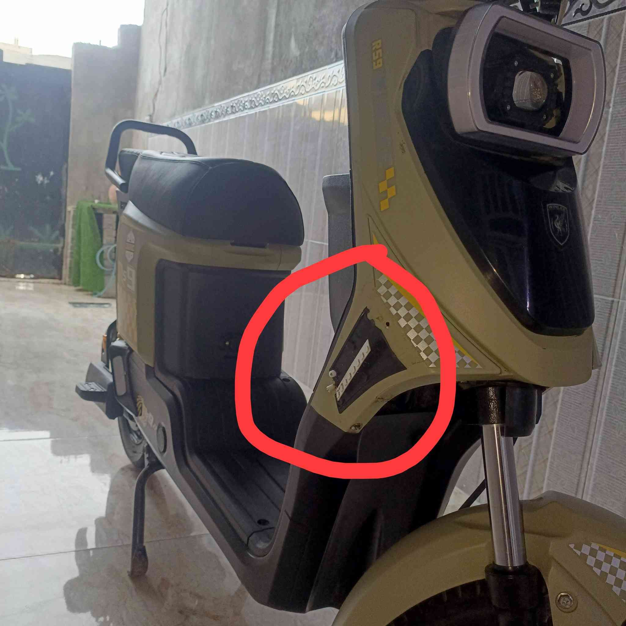 دراجه R9Sشركه وينلي 2026.. سعر 480❗بصره حيانيه 
فول مواصفات 32 امبير 
5 بطاريات دبل  2026 
تايرات ثنيهن مبدلهن جدد اصلي 
صارلهه شهرين ونص عندي 
ما بيهه اي نقص مرايات جدد ..بس اشاره مكسوره 
واتساب موجود ***********
