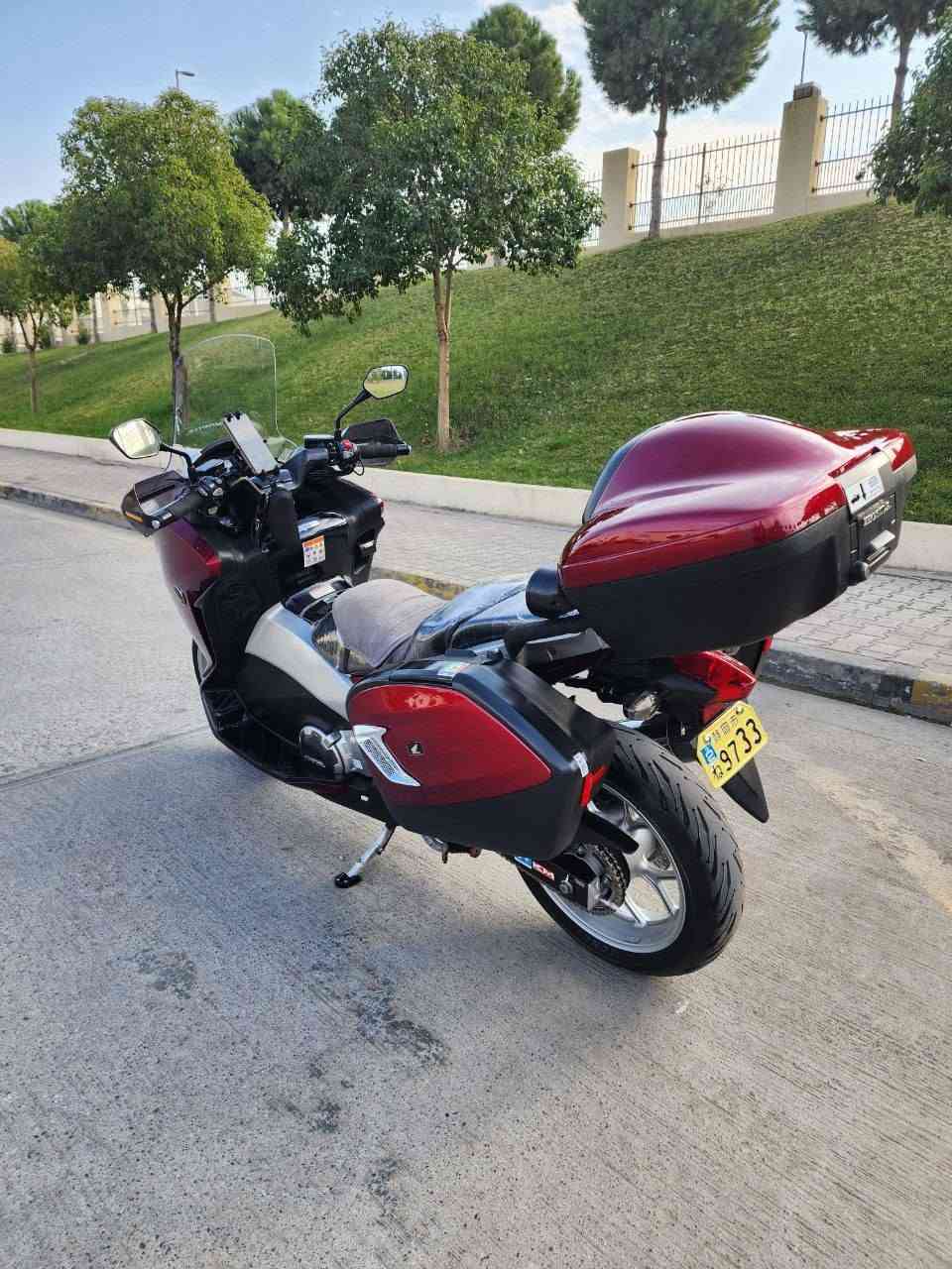 بسم الله الرحمن الرحيم

السلام عليكم

​دراجة هوندا NC 700 إنتيجرا (Integra) للبيع.

الماتور ما يحتاج وصف، ما شاء الله بالطبيعة أحلى من الصور. كل جزء بيها بشرط الفحص وما بيها أي مشكلة.

​المواصفات:

​نظام كوابح ABS

​كير أوتوماتيك + سبورت + عادي (تبديل يدوي)

​تدفئة يدات (دسك هيتر)

​نظام ملاحة GPS

​مشغل صوت MP3

​دبل سويتش بلاد (أصلي)

​تشغيل السلاسل الثلاثة وتحت الكشن كلها بسويتش واحد (مفتاح موحد)

​صبغ، كسر، أو شخط ما بيها نهائياً.

​السعر: 50 ورقة (5000 دولار) وبيه مجال للمعاملة.

​ملاحظة: رجاءً الإخوة اللي ما يعرفون بالأسعار لا يبخسون بحلال العالم، خلونا نحترم حلال بعض.

***********
