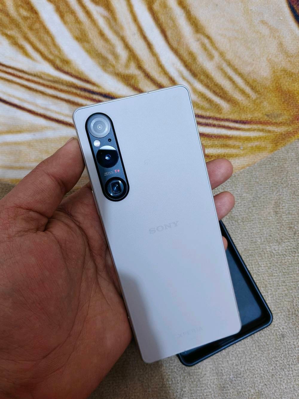 سوني 1 مارك 5 ذاكرة 256 رام 12 نظافة 100% وياه كفر ولاصق شاشة فقط بي طبع خفيف للبيع السعر 290 الف وبي مجال بسيط عنواني بغداد ماعندي توصيل اي استفسار عالرقم ***********