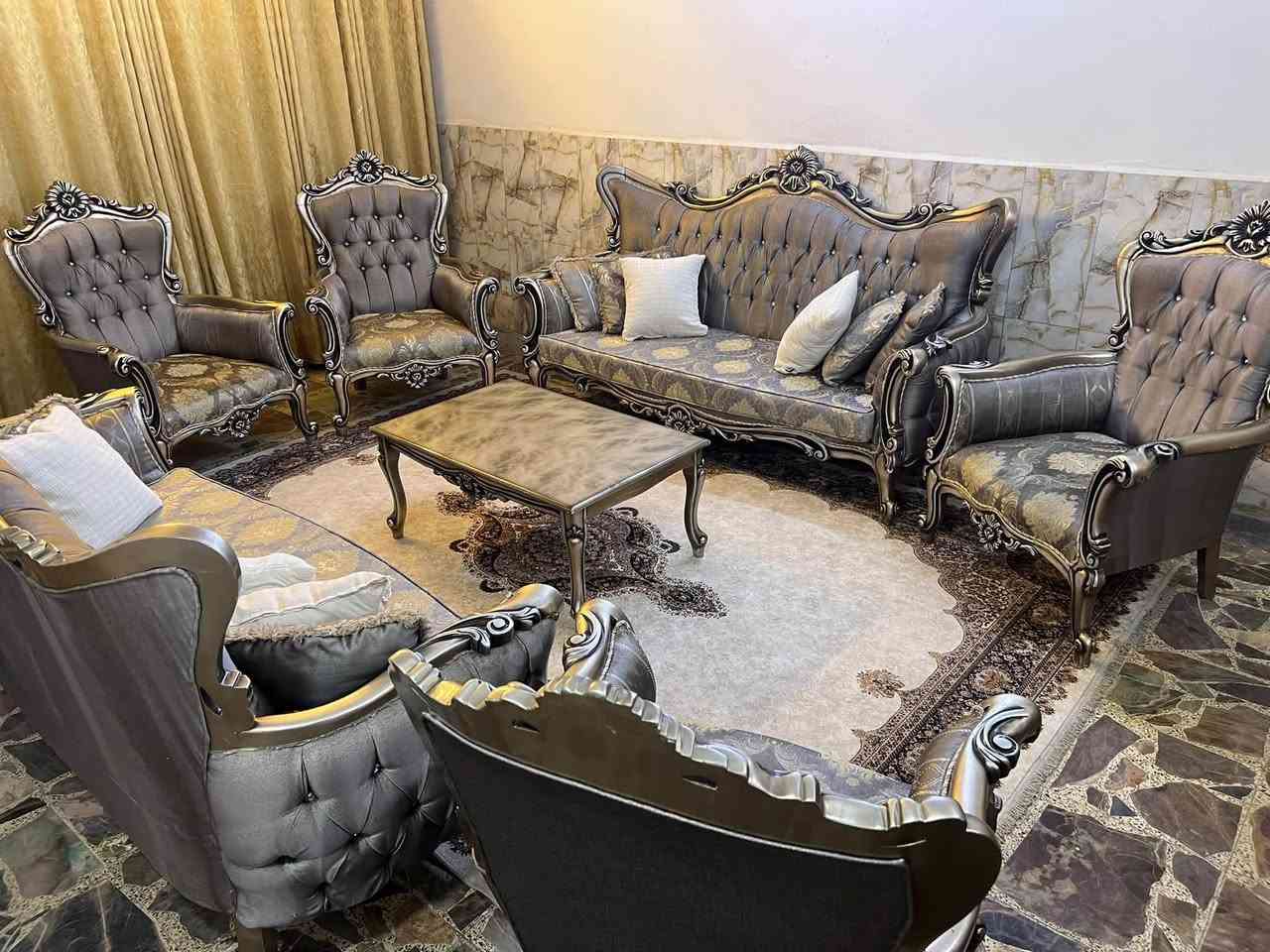 تخم تركي خشب زان عشر مقاعد مع طبله وسطيه نظيف جداً مكانه المنصور ***********@

