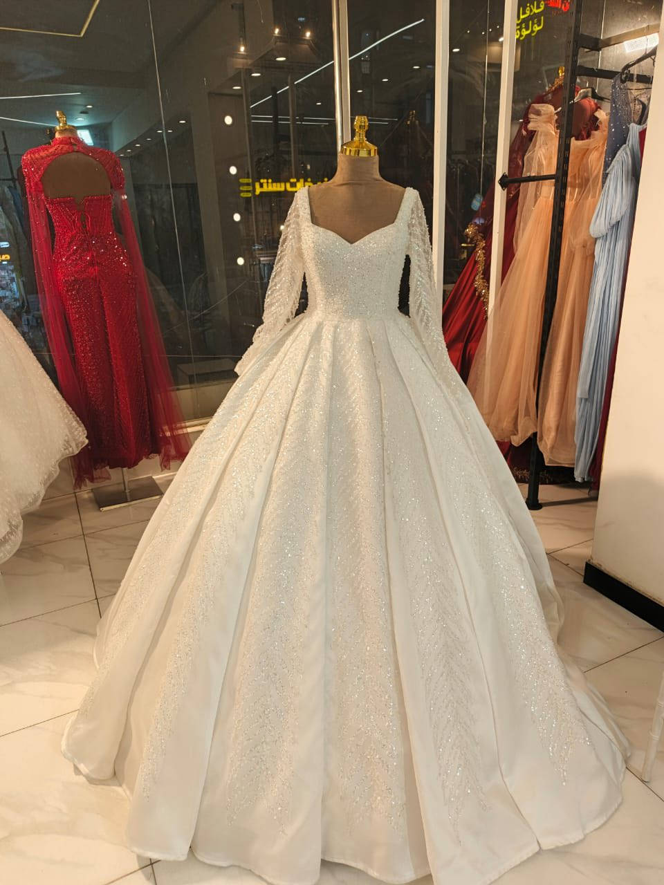 السلام عليكم بعد اذن صاحب الاكروب
عروض بدلات حنه وعرس مع صالون 
:عروض خاصة بمناسبة السنه الجديده
 بدلات حنه وعرس مع صالون حنه وعرس 350 اللف مع فستان هديه
 فقط بدلات حنه وعرس بدون صالون 200 اللف مع فستان هديه
 بدله عرس مع صالون 250 الف
 بس بدله عرس بدون صالون 150 مع فستان هديه
 بدله مهر مع صالون 150اللف
 بس بدله مهر بدون صالون 75 اللف
 زورنا سنتر عروس بيروت وصالون سحر العيون
: الدوره حي الصحه الشارع التجاري فوق عراق بركر مقابيل تخفيضات سنتر للاتصال على الرقم ***********
