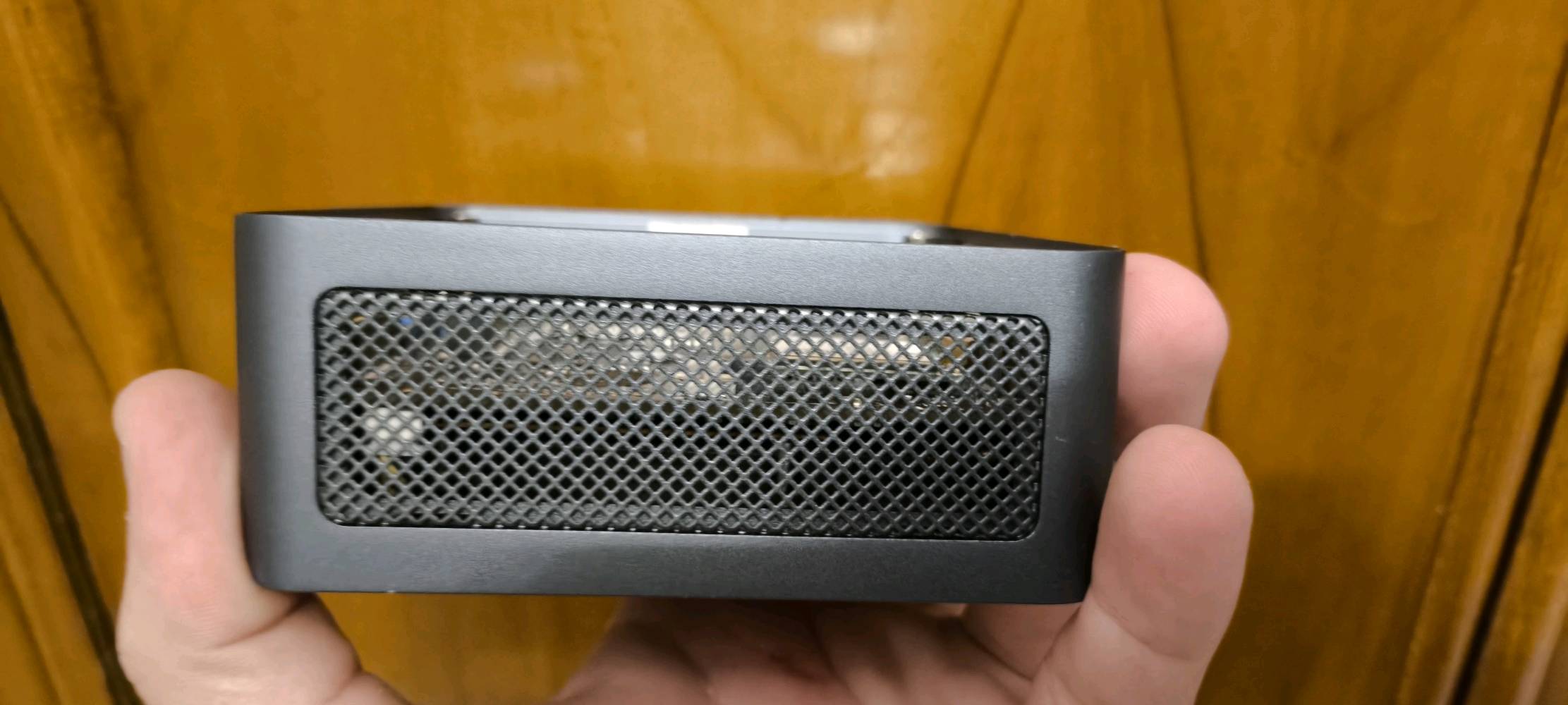 جهاز مني بيسي mini pc chateery an2p
معالج رايزن 5 جيل 5 
كرت شاشة amd vega 8
بدون رام 
بدون هارد 
الملحقات ادبتر التشغيل
ملاحظة الجهاز مشتغل مكتوب عليه يسحب كهرباء 19 فولت لكن لمن يربط على بور سبلاي يسحب 16 فولت الفني كال احتمال بي شورت بدائرة الكهرباء
