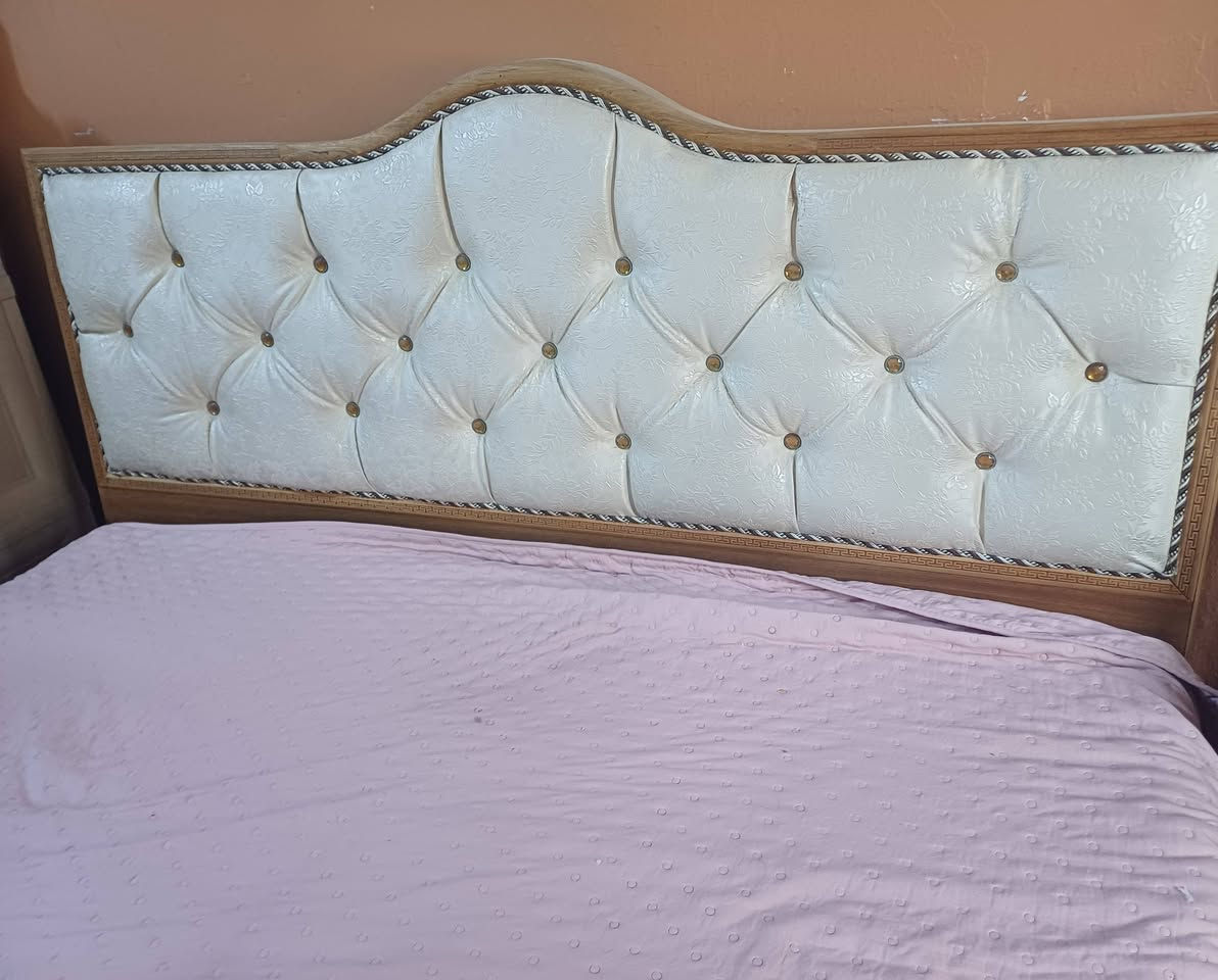 سرير نفرين نظيف جداً خشب عراقي صاج  اصلي متينة جداً مع دوشك اسفنج أصلي للبيع للتواصل خاص


**إذا كنت صاحب هذا الإعلان وتريد حذفه لأي سبب، رجاءا أرسل رسالة إلى الدعم الفني**