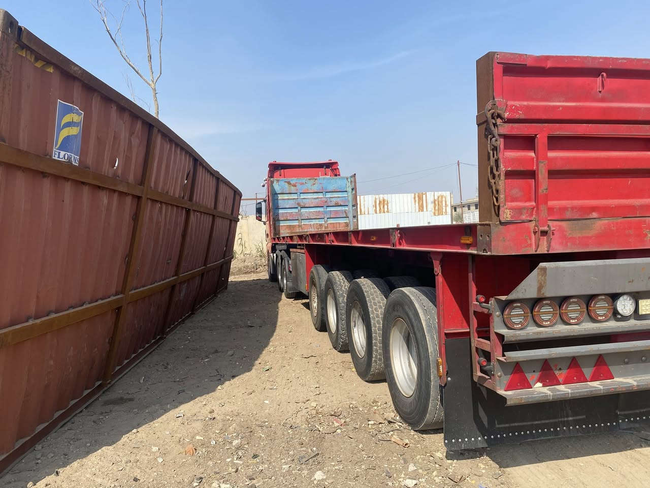 سلام عليكم للبيع تحويل ثاني يوم سياره مكفوله من كلشي سنويه هزه جديد سنكل خلفي مزوج كير غساله12 نمره مكينه480 تك سوبر  عربانه  13متر تايرات الراس تخم العربانه عوزها زوجين بس سياره جاهزه للشغل بس نقصها سايق مكان ابو غريب .***********
