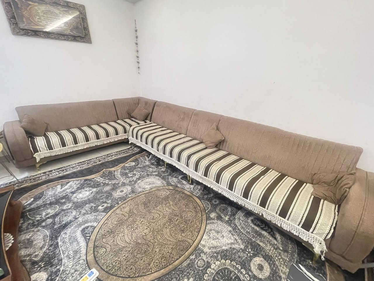 السلام عليكم غراض للبيع الديوان سعره ٤٥٠ وبيه مجال  الكونفيرة ٣٠٠ بيها مجال الطباخ ب١٥٠ وبيه مجال الثلاجة جديدة مداخلة تصليح ب٥٠٠  وميز التلفزيون ٥٠ الكاونتر ٢٥٠ وبيه مجال  الميز هو والكراسي الي موضحة بالصوره ب٧٥ مكاني بغداد الاعظمية ورقم تلفوني *********** وشكراً الكم
