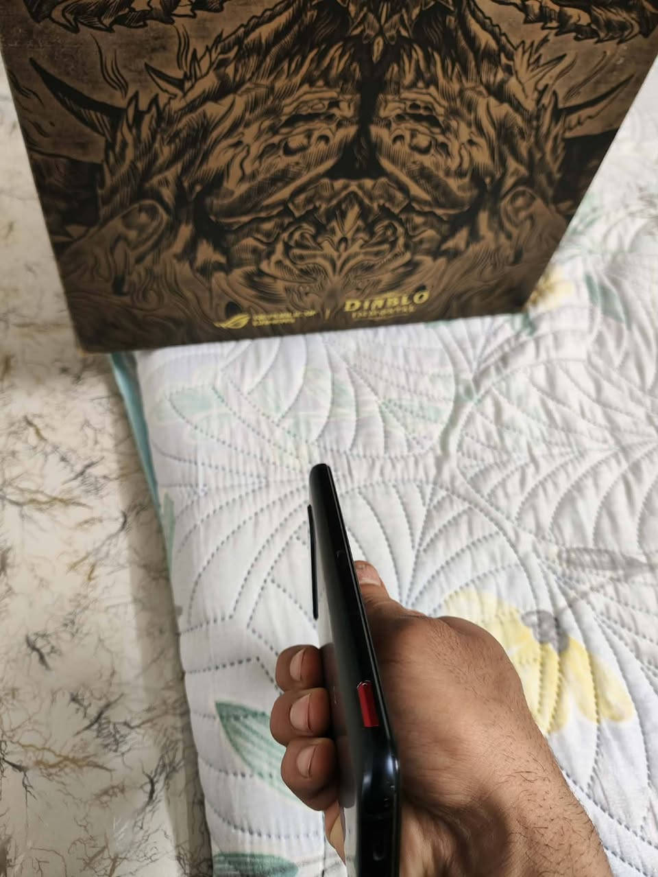 اسوس روج 6 نسخه خاصة
512 16 
120 شفتات 
منافذ شحن 2
ملحقات كامله 
400 بي مجال 
فطر بلكلاس ما ماثر ع لمس نهائيا 
حافضه ويا
مرات سيم كارتت يشتغل مرات لا 
بغداد ***********
