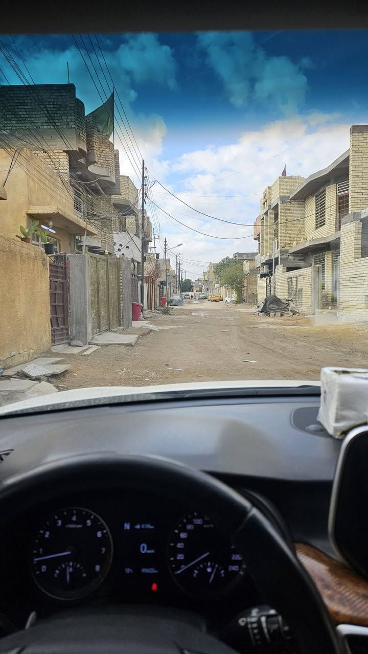 السلام عليكم  للبيع مساحه ٨٤ متر السعر ٦٨ وبيه مجال بسيط المكان مقابيل سده الجنابات بعد الملعب بثلاث أفرع  
رقم التلفون ***********
