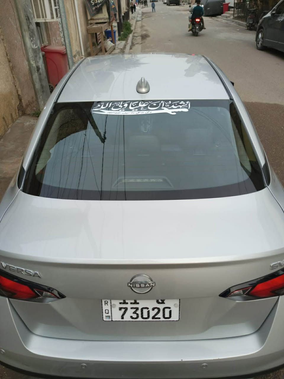 نيسان فيرسا موديل ٢٣
للبيع او المراوس 

المحرك: 4 سلندر
 • السعة: 1.6 لتر
 • القوة: حوالي 118–122 حصان  ￼
 • العزم: تقريبًا 154 نيوتن متر
 • ناقل الحركة
 • أوتوماتيك CVT
فئة SV

شاشة 8 إنش
 • Apple CarPlay + Android Auto
 • تشغيل بصمة
 • مقاعد قماش
 • شاحن لاسلكي 

تجي بنظام Safety Shield 360 ويشمل:
 • فرامل طوارئ أوتوماتيك
 • تحذير مغادرة المسار
 • رادار النقطة العمياء
 • تنبيه حركة خلفية
 • مساعد الضوء العالي  ￼

للاستفسار اكثر الاتصال *********** بغداد, العراق
