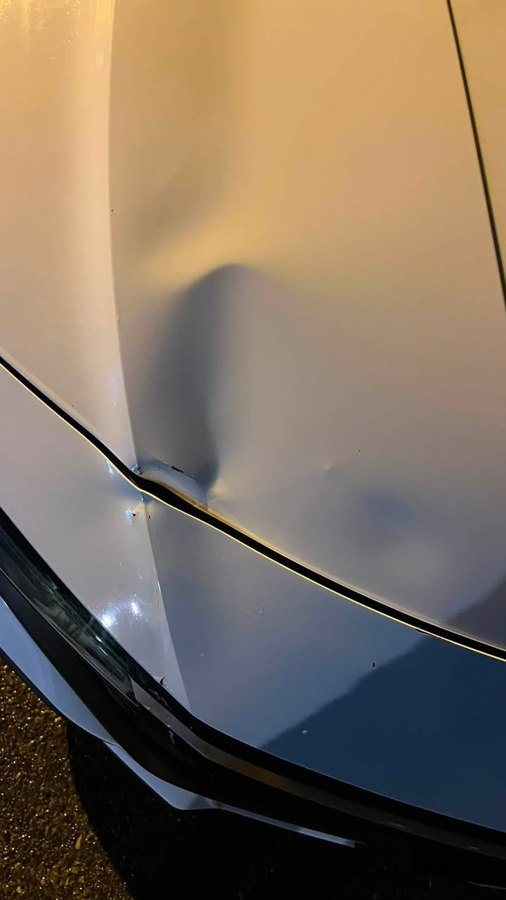 السلام عليكم
النترا تجميع الصين 
*مواصفات Hyundai Elantra 2024 - 1.5L الصين*

*1. المحرك والقوة*
- *المحرك*: 1.5 لتر بنزين 4 سلندر تنفس طبيعي
- *القوة*: 115 حصان @ 6300rpm
- *العزم*: 143.9 نيوتن.م @ 4500rpm
- *الوقود*: بنزين

*2. الكير والدفع*
- *الكير*: CVT مستمر التغيير
- *الدفع*: امامي
- *انماط القيادة*: رياضي, اقتصادي, عادي

*3. الابعاد*
- *الطول × العرض × الارتفاع*: 4720 × 1810 × 1415 ملم
- *قاعدة العجلات*: 2720 ملم
- *سعة خزان الوقود*: 47 لتر
- *سعة الصندوق الخلفي*: 474 لتر

*4. التعليق والفرامل والتايرات*
- *التعليق الامامي*: MacPherson مستقل
- *التعليق الخلفي*: Multi-Link مستقل
- *الفرامل الامامية*: دسك مهوى
- *الفرامل الخلفية*: دسك
- *بريك اليد*: الكتروني EPB
- *قياس التايرات*: 225/45 R17
- *الجنط*: المنيوم

*5. الامان*
- *الايرباك*: امامي + جانبي امامي + ستائر امامي وخلفي
- *انظمة*: ABS, EBD, BA, TCS, ESC
- *تحذير مغادرة المسار LDWS*: موجود
- *حساسات بارك امامي وخلفي*: موجودة
- *كاميرا خلفية*: موجودة
- *مراقبة ضغط الاطارات*: موجود
- *تثبيت كراسي اطفال ISOFIX*: موجود

*6. الداخلية والتكنولوجيا*
- *الشاشة الوسطية*: 8 انش لمس
- *دعم الموبايل*: CarPlay / CarLife / HiCar
- *المقود*: جلد + متعدد الوظائف
- *التكييف*: يدوي + فتحات خلفية
- *المقاعد*: جلد + تعديل كهربائي
- *تشغيل عن بعد + دخول بصمة*: موجود

*7. الخارجية*
- *الاضاءة*: LED امامي وخلفي
- *النهاري DRL*: موجود
- *فتحة السقف*: كهربائية
- *المرايا*: كهربائية + طي كهربائي + تطوي عند القفل
- *فتح الصندوق*: حساس بالقدم

*8. اضافات*
- *Auto Hold*: موجود
- *مساعد صعود المرتفعات*: موجود
- *نظام Bluelink*: موجود

رقم اربيل الجديد 
بـ اسم ولد عربي بيتهم بـ البصرة 
تريد تحويل تريد وكاله الولد حاظر 
ماشيه 74 الف قابل للـ زياده 
السيارة فول فتحه سقف ومعروفه مراصفات الصيني بـ الفول 
السيارة جاهزه كاملة ما تصرف عليها ربع دينار 
السياره بيها خسفه ب البنيد مثل ما موضح بـ الصور 
السيارة موجود بيها ويل الكب مالتها جديد نضيف ما ماشي علية موجوده صور الها بـ الويل كب 
حالياً شادلها رنكات 

السعر 135 قابل للـ تفاوض 

للاستفسار : ***********
