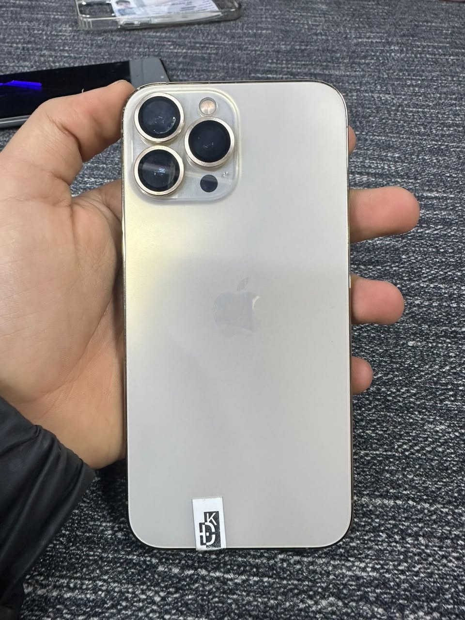 ايفون13برو ماكس نضيف الجهاز مفتوح فقط لتنضيف الكاميرا الماميه الذاكره ٢٥٦
بطاريه 91
السعر 750 وبي مجال
للتواصل:***********
