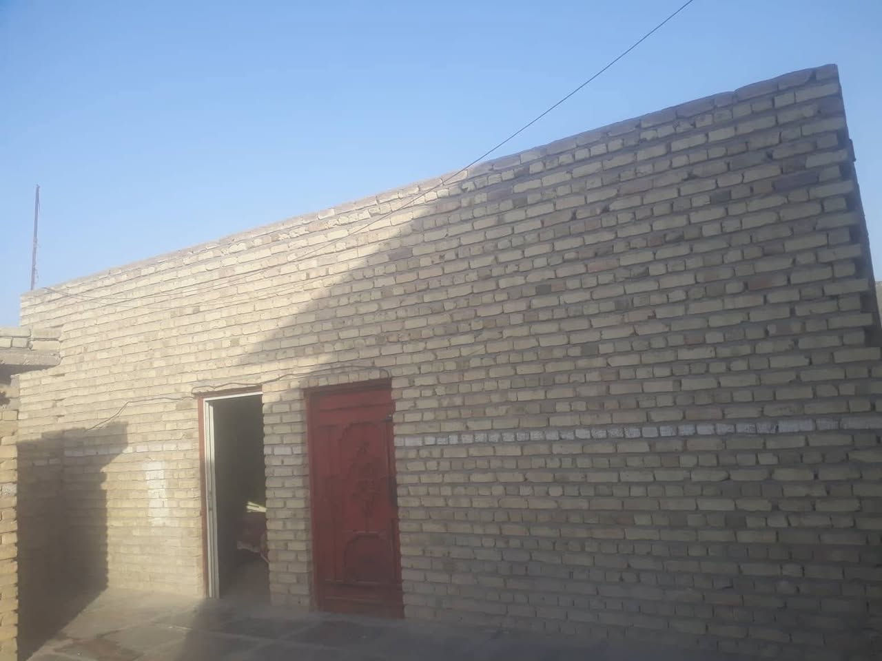 🏡 عرض للبيع عقار سكني  🏡

📍 الموقع: #السماوة #حي_العسكري
📐 المساحة الكلية: 350 م²
🕌 موقع استراتيجي قريب من التكية
📍 وقريب جدًا من منطقة 36

🔹 مواصفات العقار:
▪️ بيت سكني مكوّن من طابقين
▪️ الطابق الأول (مسلح):
– غرفتا نوم
– صالة واسعة
– مطبخ
– خدمات صحية
– غرفة استقبال

▪️ الطابق الثاني (عكادة):
– غرفتا نوم فقط

✨ مميزات العقار:
✅ موقع حيوي ومخدوم
✅ مساحة مناسبة للعوائل
✅ بناء متين وقابل للتطوير
✅ قريب من الخدمات والمراكز الحيوية

📞 للاستفسار والتواصل مع المكتب:
☎️ ***********
