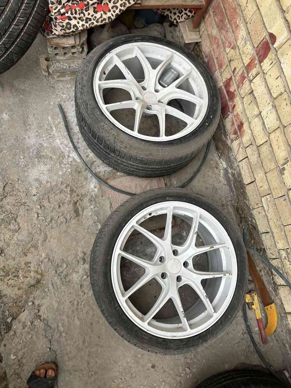 شباب عندي ذني الوياله توسايز BBS للبيع بدون تايرات ثنين مابيهم شي واحد يحتاج بس تعديل وواحد مكسور تعدل واحد وتسوي واحد تريد تشد ويه الويلد يخبلن مكاني كربله يرهمن مراوس ***********
