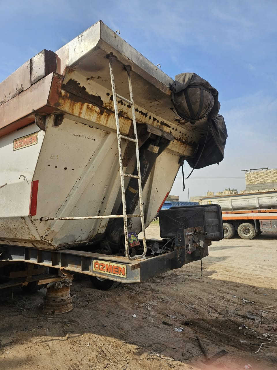 سلام عليكم عربانه للبيع ذرعه 31 تخم تاير جاهزه للعمل 
***********
