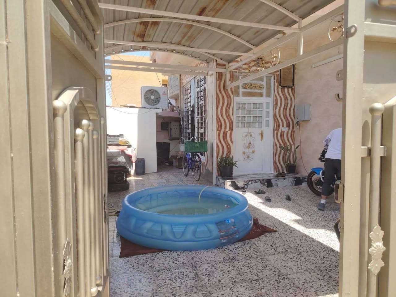 السلام عليكم
📌بيت للبيع بغداد المدائن بستان الجمعية 
خلف المدرسة مباشرةً ركن يبعد عن الشارع الرئيسي ٢٠٠ متر 
مساحة المنزل ٢١٠ متر طابو زراعي سند ٢٥ فتح بيان بأسم المشتري 
يحتوي على ٤ غرف نوم بالمساحة الجيدة 
وصالة كبيرة واستقبال ومطبخ كبير 
صحيات جيدة وانتو بكرامة 🤍
السعر مناسب 

للاستفسار اكثر.  ***********
