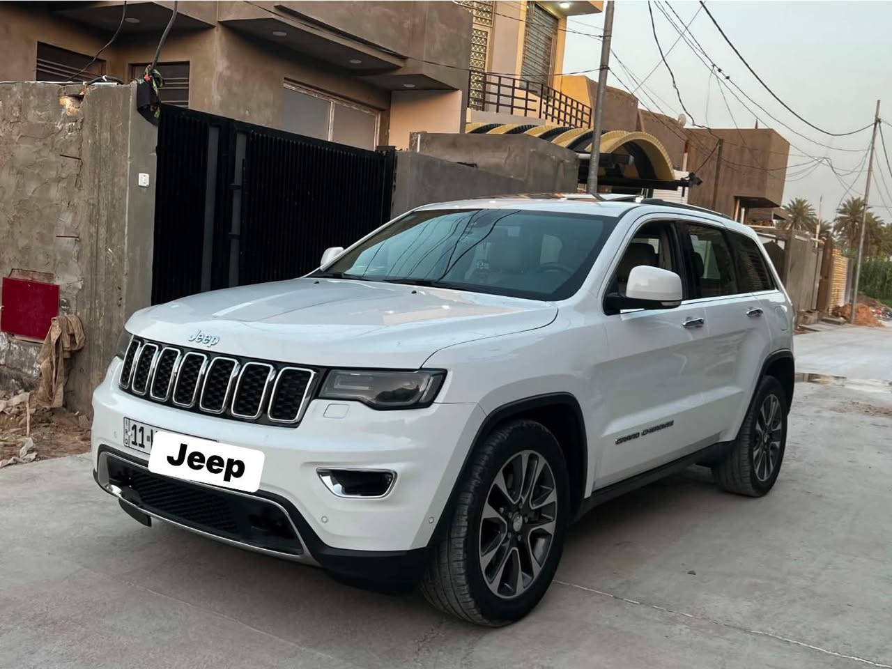للبيع: جيب موديل 2018 خليجي، بحالة ممتازة وجاهزة.

* كفالة
* عدى BDR بالباب وره الصدر
* الممشى 98 ألف كم
* فئة Limited
* 3 شاشات
* كشنات جلد 
* تبريد وتدفئة للكشنات 
* تدفئة ستيرن 
* ستيرن كهرباء 
* كشنات خزن 
* تايرات جديدة
* باقي مواصفات اللمتد المعروفة

السيارة جاهزة وما بيها أي نقص.
رقم بغداد مداور ثاني يوم.
الموقع: الحله
التواصل ***********
