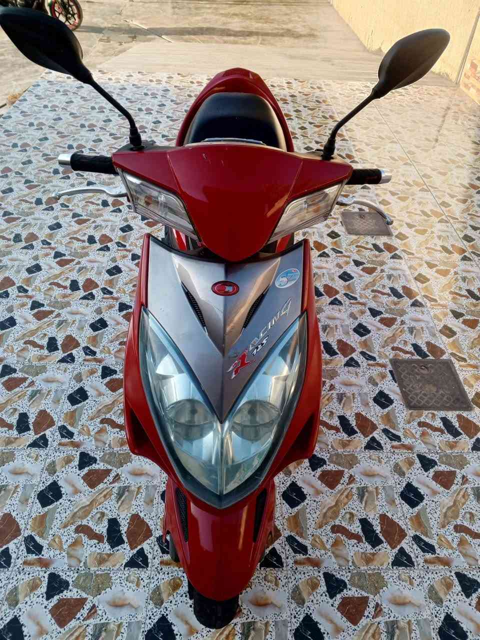 يا الله دراجه كايمكو للبيع امسجل رقم وسنويه لوحات انكليزي دراجة مال رمبه ربع ماتحط عليه السعر مليون 150وبي مجال للشراي ولمو شراي لا يعلق ويكسر بحلال العالم مكاني الرمادي هذه رقمي للتواصل ***********متواجد عل خاص
