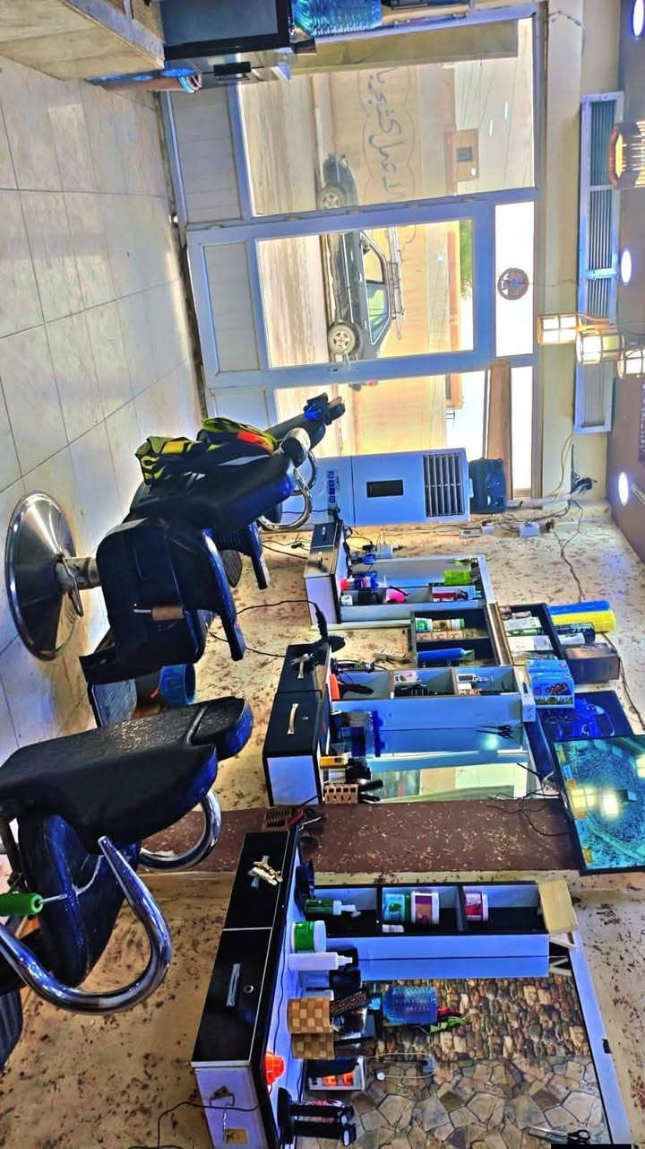 محل حلاقة للبيع  يحتوي على 4 كراسي سبلت كنتوي مبرده مركزية و دكتات و براد ماء و بلازما المحل كامل ما ناقصه اي شي تجي و تشتغل كبل و موقعه حلو تكريت القادسيه شارع الكراج مجاور الاقسام الداخلية للولد و مقابيل مدرسة عمرو بن جندب للاستفسار الاتصال على الرقم ***********

