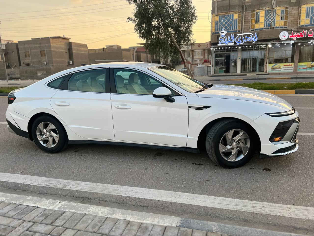 سوناته مديل 2025 وارد امريكي
حادثها جانبي جاملغ خلفي وباب 
محرك 2500 
رقم شهداء تجيك وكاله عامه 
السعر 190 وبيها مجال 
مكان السياره بصره 
اتصال او واتساب *********** البصرة, العراق
