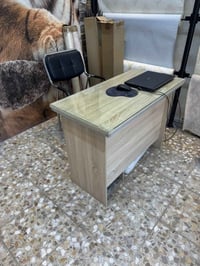 الميز و الكرسي مكتبي للبيع سعر قطعتين ٦٥ الف  عرض ٥٠ سم و طول متر ١٠٠ ...