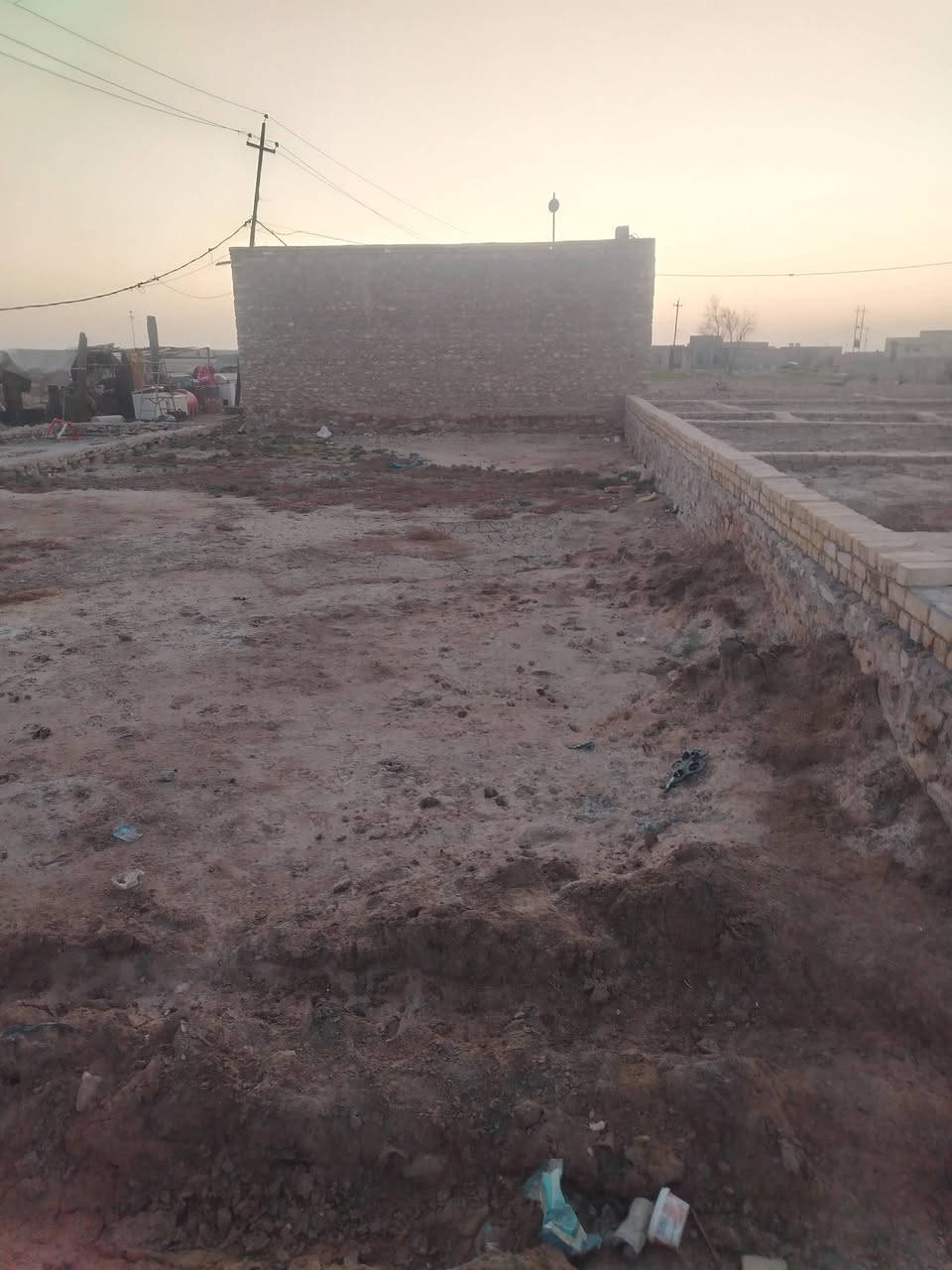 السلام عليكم توجد قطعة أرض مساحه ٢٠٠متر زراعي بيه قرار محكمه مكان سماوه وره 22 جديده يم مدرسة اكد السعر ٨ ملاين ترهم اقصاد ٩ ملاين مقدمه ٤ملاين والباقي اقصاد لاستفسار *********** او خاص
