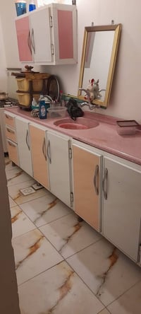 ميز طعام نضيف  وكاونتر جديد للبيع07809677439
