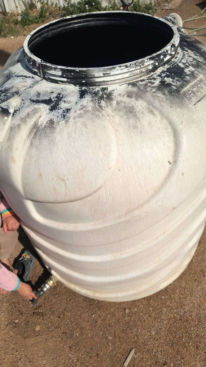 تانكيين للبيع ملحومات بيهن زرف صغير جداا 
واحد سعة 1500 واحد ابو 500 
السعر 75 
***********
