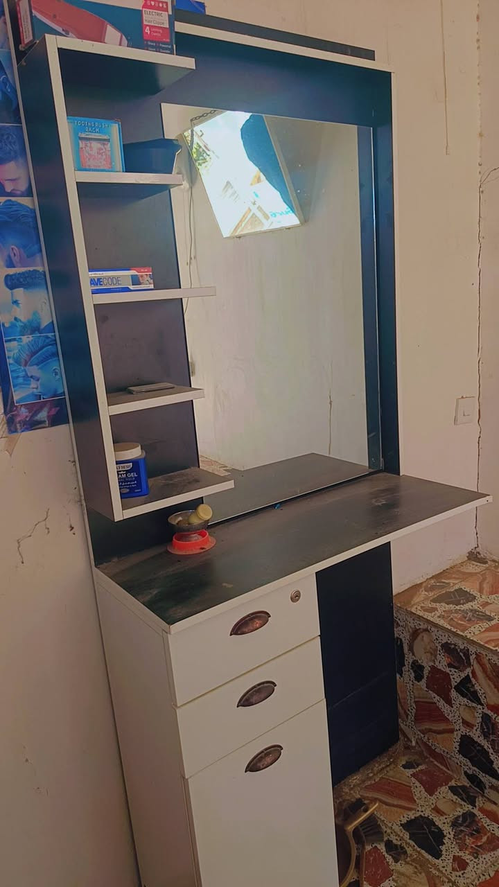 م
ملتزمات حلاقه كامله للبيع
مع سبلت طن نص جديد
سعر الكلي مليون ١٠٠الف
كامل بيع شلع فقط تصفت محل مكان بغداد
***********
