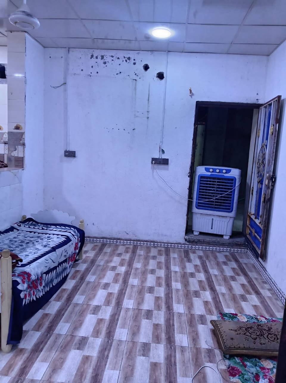 السلام عليكم بيت في الحيانيه حي الحسين شارع القائد أول لاين يحتوي على استقبال غرفتين وصاله ومطبخ وصحيات 
للبيع للستفسار او تراسل خاص***********
