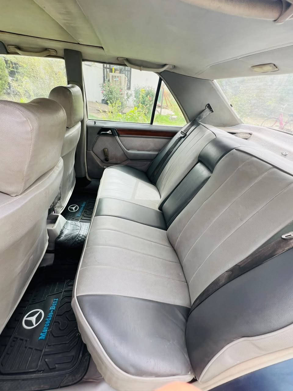 السلام عليكم
مارسدس دب ٨٩ 

كهربائيات كلها شغاله 

فتحه سقف شغاله 

تبريد 

كير ومحرك محور بطه ٣٠٠٠ ديلكو جديد 

رقم بغداد مشروع وطني تحويل مباشر هزه مساقطه 

مكان السياره بغداد

السعر ٦٠ وبيها مجال 

***********
