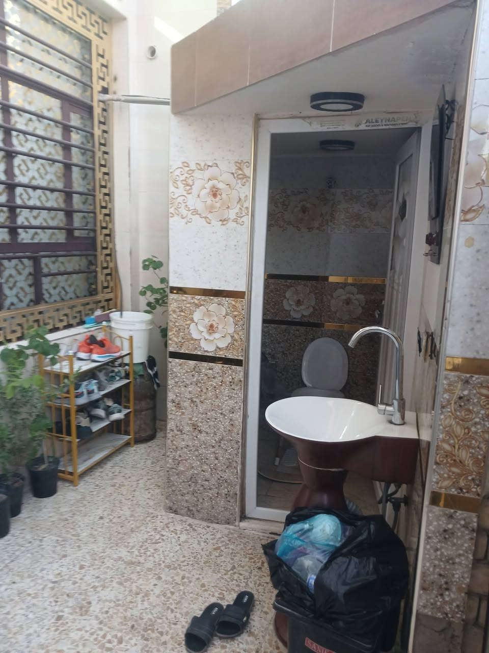 100م طابق زراعي حي البساتين قرب صيدليه عطر البساتين  3 نوم وصاله ومطبخ مع خدمات للطابقين  وخارجيه السعر،135  للاتصال***********

