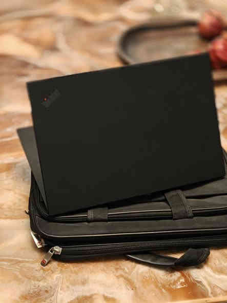 سلام عليكم عندي حاسبه LP Lenovo كلش نضيفه مستعمله استعمال بسيط كلش ذاكره 1T عشوائيه 32 core i7 9th مواصفات باقيه بلصور موجوده كلب وشوف السعر 800 الف وبيه مجال للشراي للتواصل واتساب او اتصال علرصيد ***********
