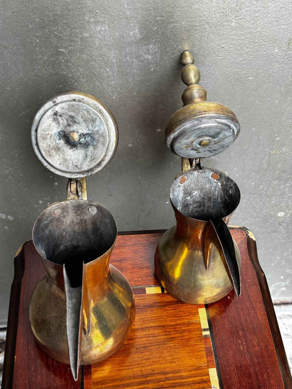 دلال شامية قديم  الكبيرة قياس 32سم بدون ختم الثانية غطى ناصي قياس 28سم مختوم عمر الكيال نضافات عالية 
*********** بغداد يوجد توصيل
