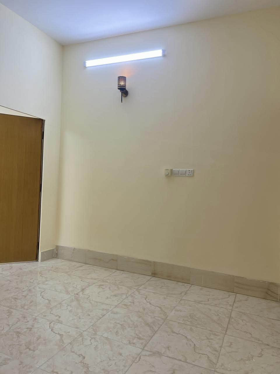 بيت للايجار حي الجامعه بالبداية خلف حسينية الامام الكاظم (ع) والملعب الجديد جدا نظيف مساحة 100م2 طابقين 

الطابق الارضي يتكون من استقبال مطبخ غرفة نوم حجم كبير حمام تواليت منور 
الطابق الثاني يتكون من هول ومخرن و  غرفة نوم حجم كبير وتحتوي على حمام تواليت نظام السويت 
 السعر 400  ألف قفل للاستفسار الاتصال ***********
