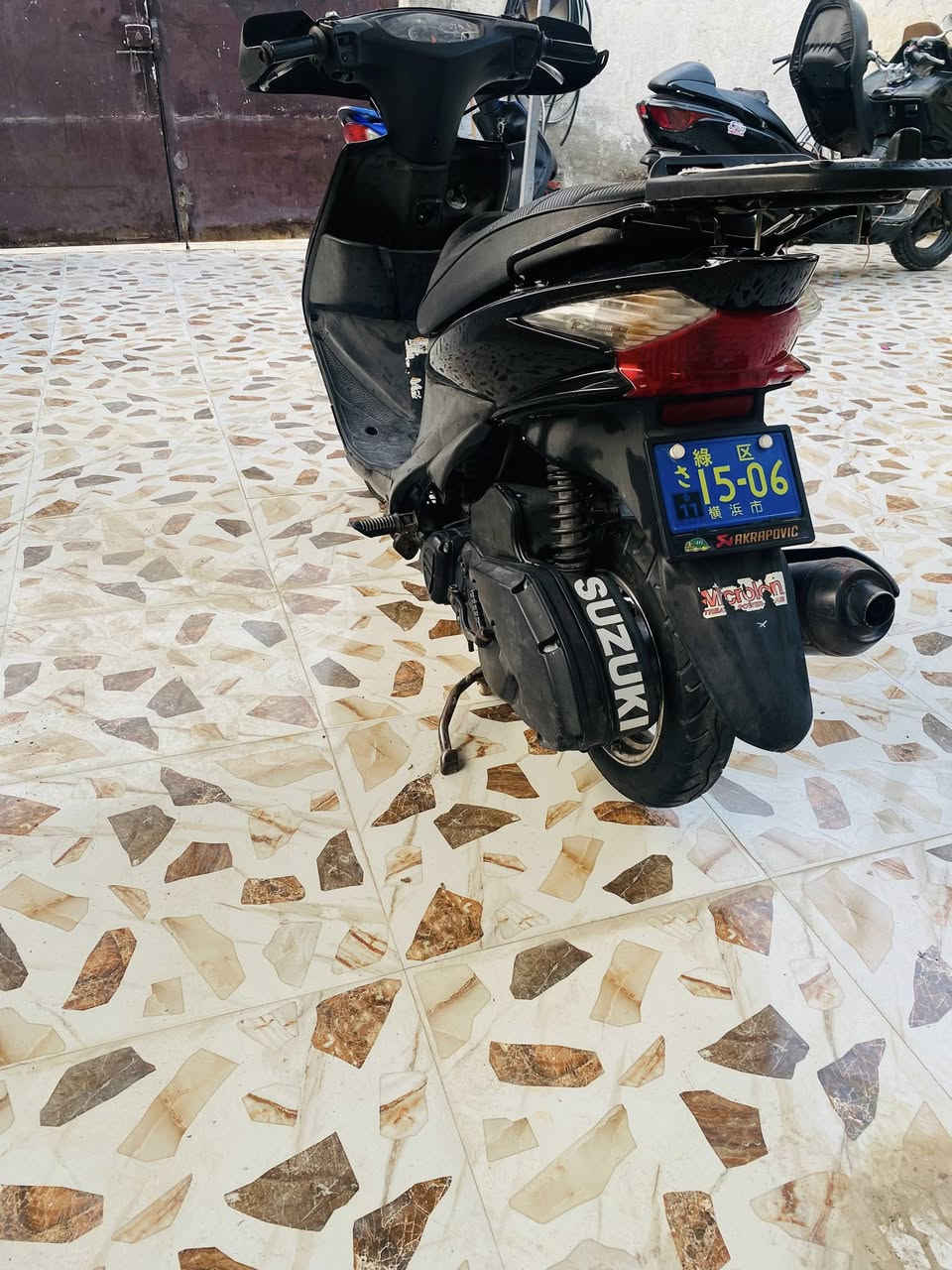 سلام عليكم 
حبايب دراجه ادرس ياباني للبيع 
كهربائيات كلها شغاله كلوب زنون 
تايرات ووياله جدد اصلي مو تجاري 
محرك مفتوح ولفات وبستم قبل سبوع بعدها حته ما مفيلسه 
نوزل جويتر خير من الله 
دراجه مصروف عليها ومتعوب عليها بنفس الوقت 
نضيفه كلش 
كشرها شوف العين نضيف 
نقص فقط شاشه مال الكيج بانزين 
دراجه احله من الصور ومن صورتها بدون غسل 
مكاني زويرجات 
سعر خاص او اتصال وتدلل 
*********** 
ملاحظة: كلشي وسعره وشتريد موجود بسوك
