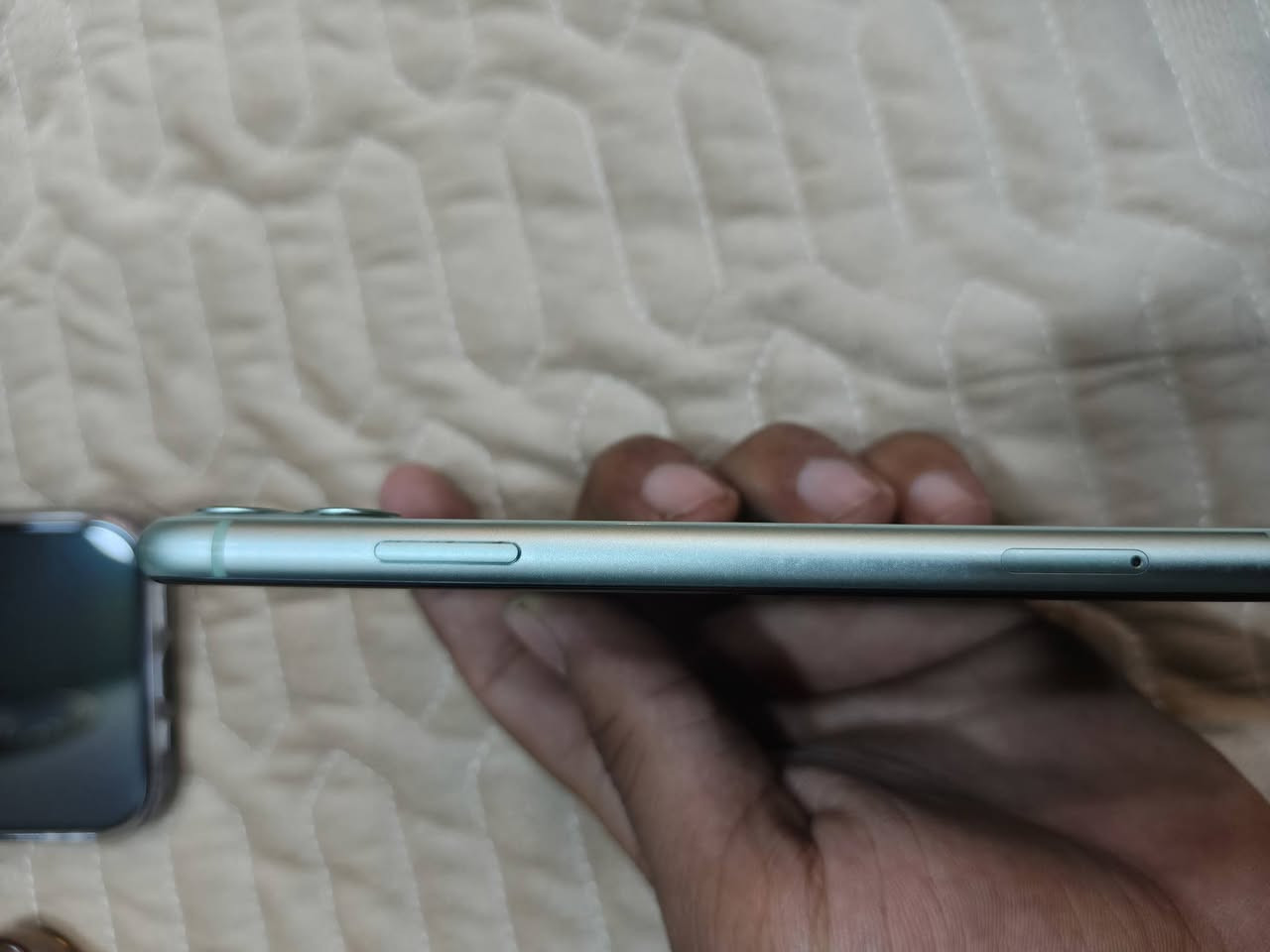 ايفون ١١ عادي نظيف مامبدل بيه شي ابدا فقط لون احمر بشاشة خفيف سعره 200 الف 
بغداد
*********** اتصال فقط او راسلوني مسنجر موجود
