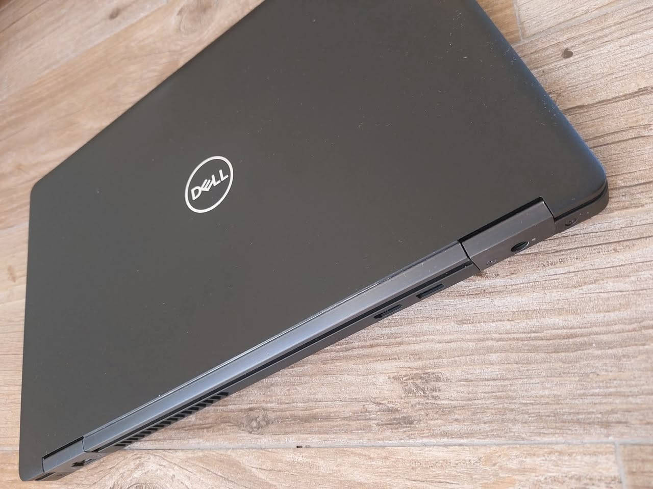 سلام عليكم   عندي دل كور i5 جيل 8
شاشة كبيرة 15.6
اشتريته بـ290 استعملته اسبوع ابيعه 250 الواتساب ***********
