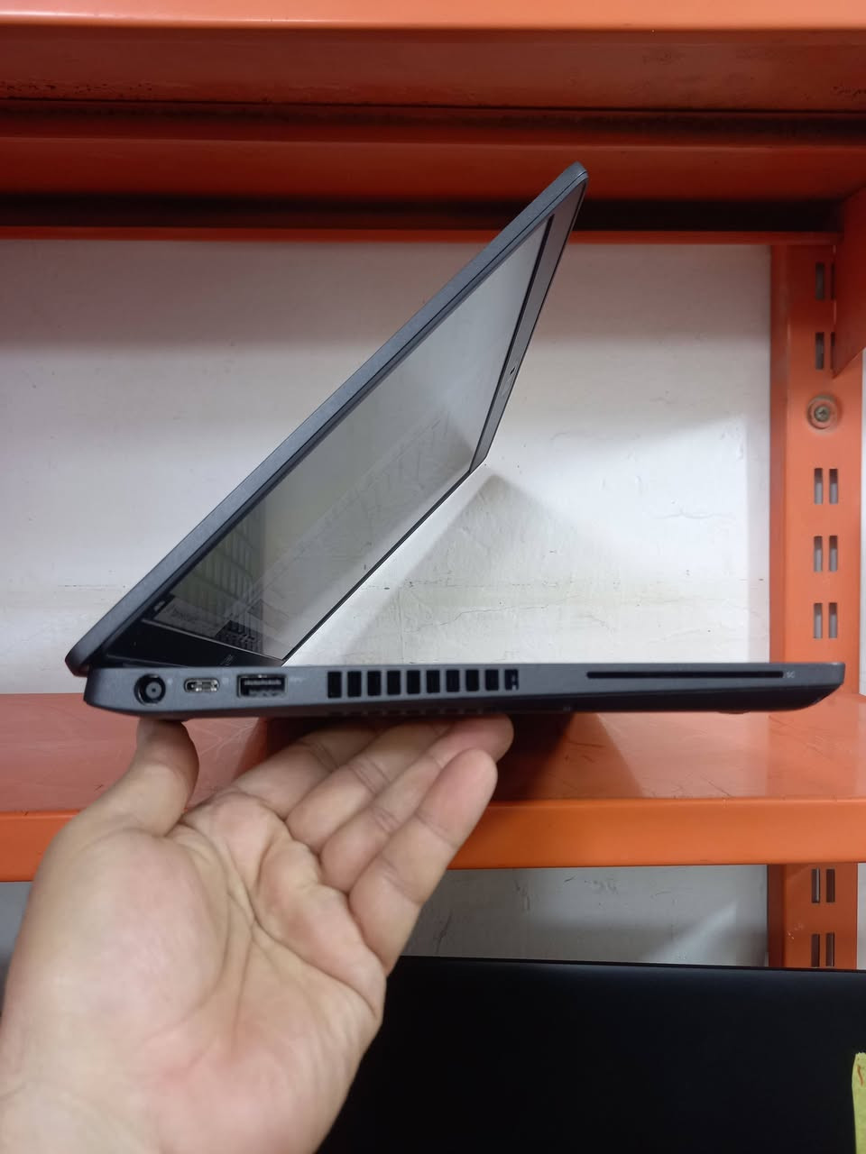 الشاشة لمس 
لابتوب دل dell 
الجيل الثامن . الشاشة لمس 
المعالج كور اي 5 الجيل 8
الهارد    256 ssd 
الرام 8.  ddr4 
كارت الشاشة  4  شير 
حجم الشاشة  14 . لمس 
الشاحنة اصلية 
يحتوي على منفذ تايب سي للشحن او نقل البيانات
نظام التشغيل ويندوز 10 عربي انكليزي 
الملحقات شاحنة وجنطة 
السعر  250
***********
***********
يوجد توصيل

متوفر 
تتوفر مجموعة لابتوبات بأسعار مناسبة ومواصفات
