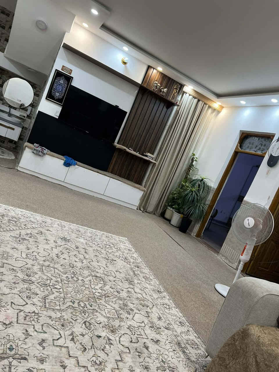 بيت للبيع مقابل قرية الغدير عامود ٣١٧
١٥٠ متر طابق ونص بناء جناي على ايدي

مشمول بالتطويب معامله كامله ومرقم من قبل البلديه

الطابق الاول غرفتين نوم مطبخ صاله استقبال حمام خارجي وداخلي

طابق ثاني بي مخزن كبير 

شارع مبلط ماي كهرباء 

ميزانيه كهرباء

مدرسة براس الفرع 

السعر ٦٥ مليون

للاستفسار الاتصال ع الرقم 

***********
مكلف بل نشر
