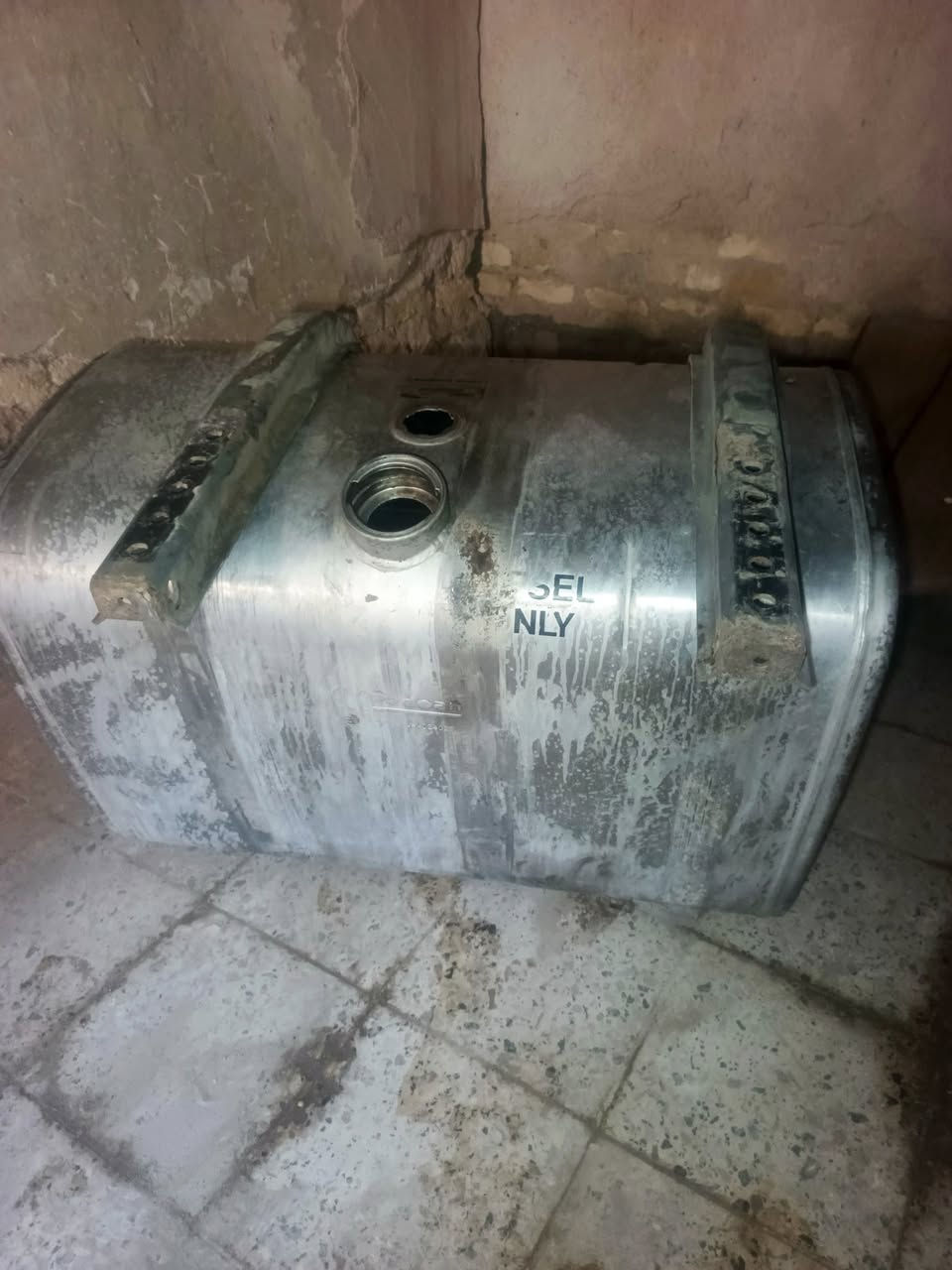 تانكي للبيع مكفول من للحيم سعه 240 فافون اهوه وقواعده سعر200$ موجود بصره دير رقم هاتف ***********
