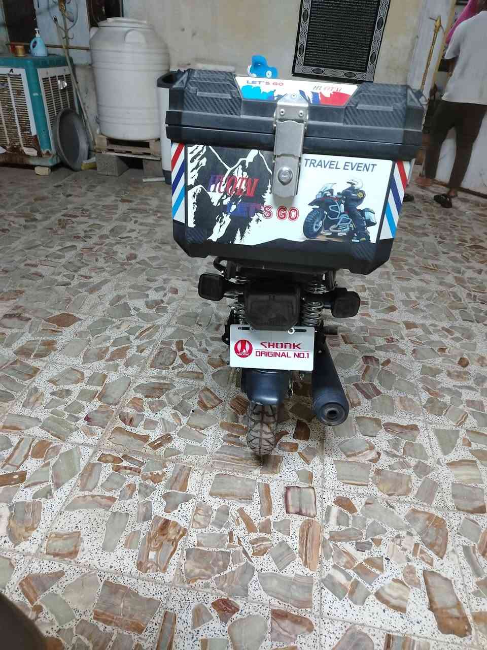 السلام عليكم من رخصه الادمن مكلف بلنشر دراجه سونك موديل 25 شهر 12 دراجه زيرو قطعتين بل عماره ام الشاشه الي تعرض فيديو دراجه جاهزه مجهزه كامله من الطول للطول  ماشيه قليل كلش  بعد احله من الصور اورق سكنر وكليها مقابل المنتزه   السعر 900 قفل رقم راعيها ***********
