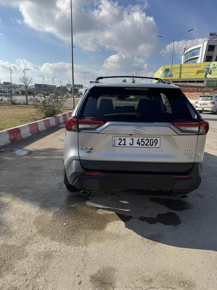 موديل 23 فئة XLE ماشي 32  مكان سليمانية الاتصال *********** السعر 225 او مرواس اقل.حادث بنيد و جاملغ                          رقم شاصي 2T3A1RFV2PC371788
